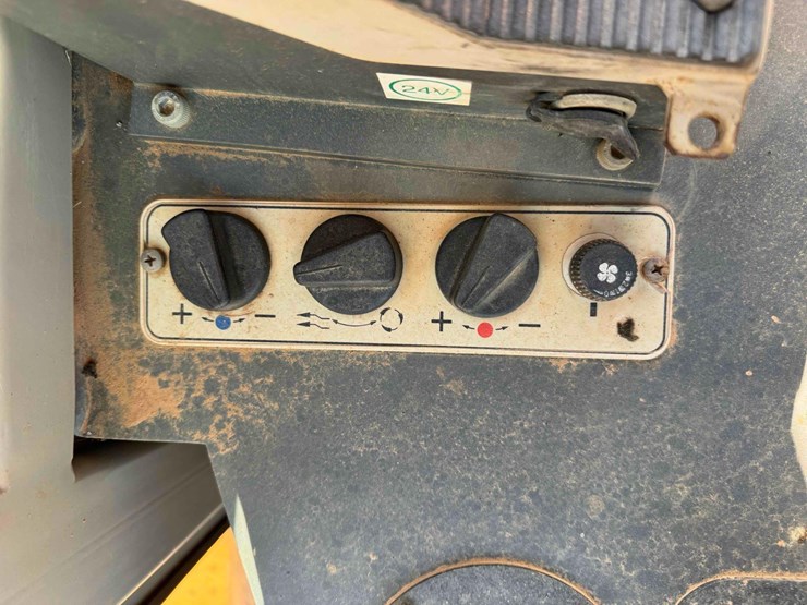 2005-deere-655c-image-21