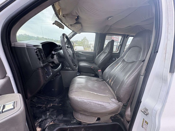 2005-chevrolet-express-3500-image-11