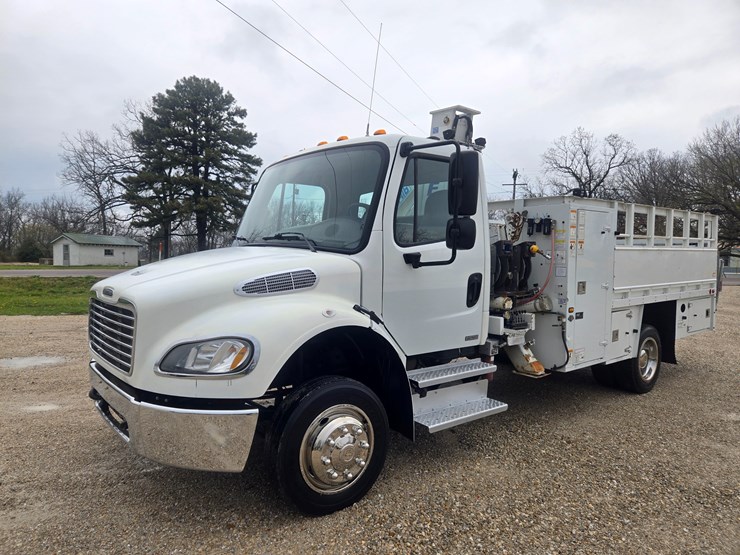 2010-freightliner-m2-106-image-4