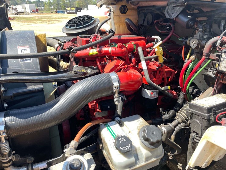 2016-freightliner-m2-106-image-7