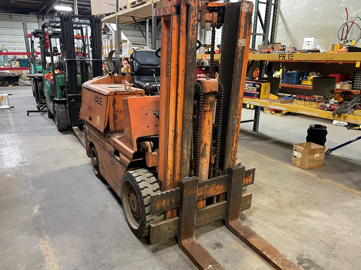 #1466-•-yale-5000-lb-lift-capacity-forklift-(pr4)-image-3