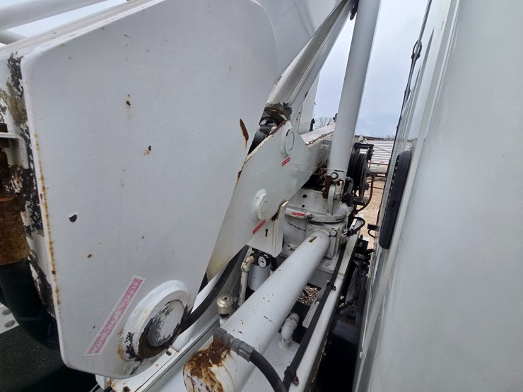 2010-freightliner-m2-106-image-97