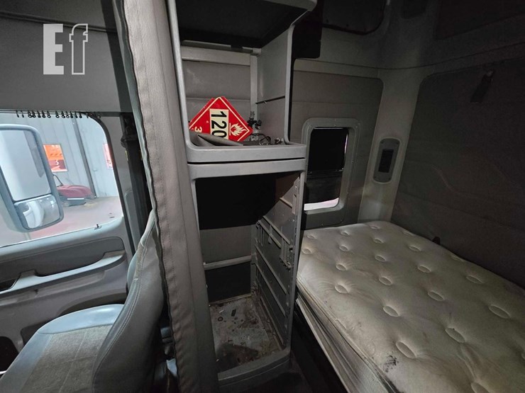 2009-freightliner-columbia-120-image-18