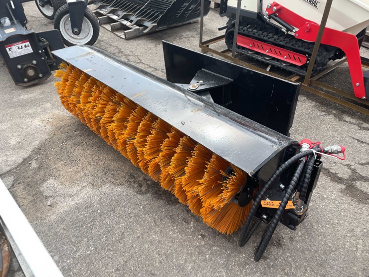 #7047-•-unused-61"-angle-skid-steer-sweeper-broom-(o10)-image-2