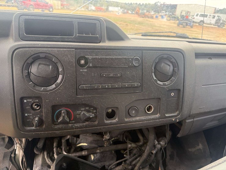 2013-ford-e350-image-16