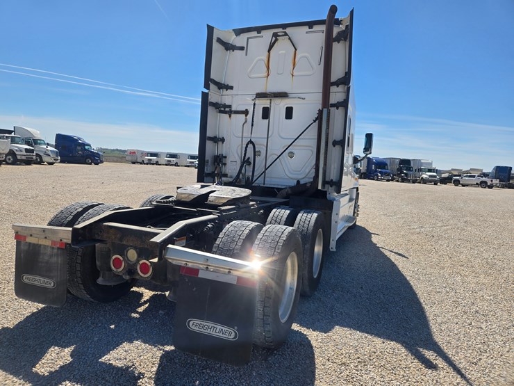 2014-freightliner-cascadia-125-image-16