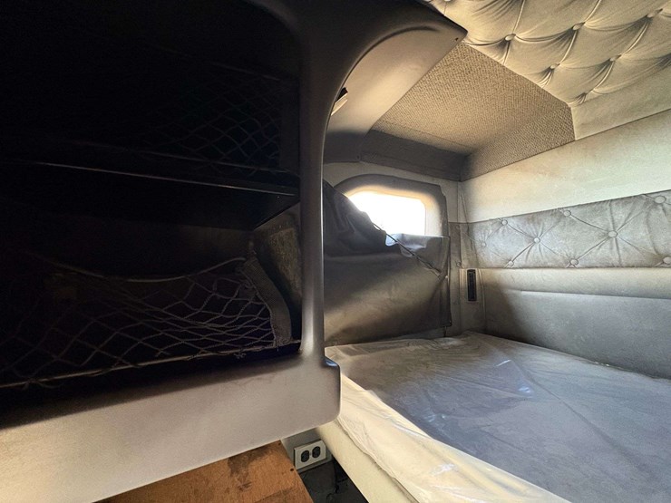 2013-mack-pinnacle-cxu613-image-28