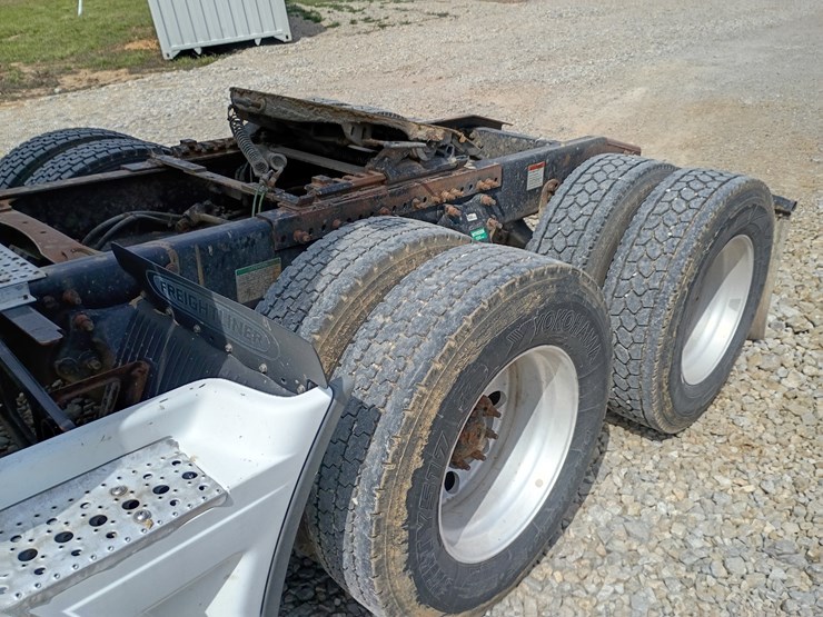 2009-freightliner-cascadia-125-image-88