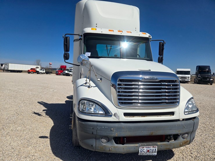 2006-freightliner-columbia-120-image-24
