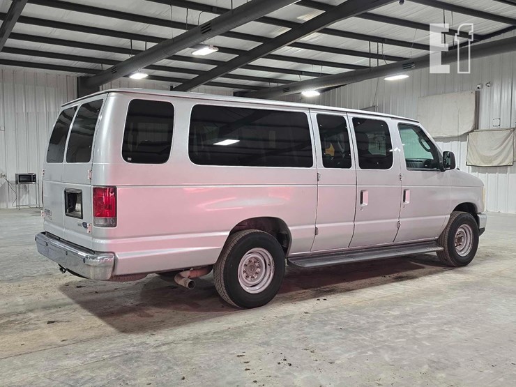 2011-ford-e350-xlt-image-3