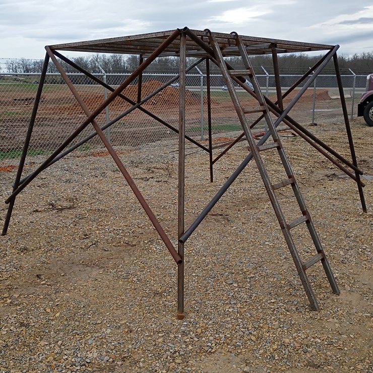 #22184 • 6ft Elevated Platform w/ Ladder