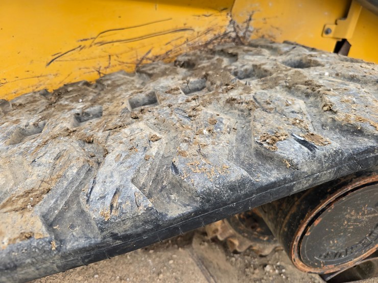 2013-deere-329d-image-22