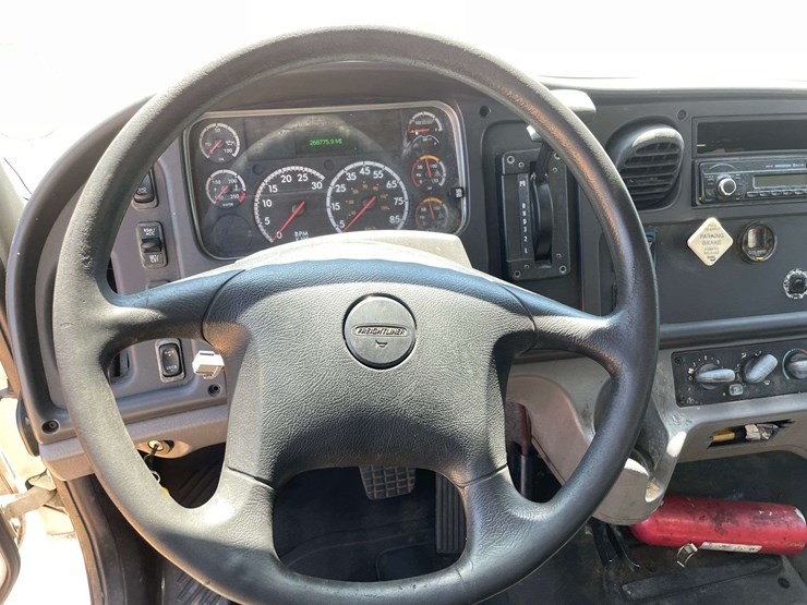 2016-freightliner-m2-106-image-12