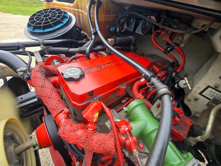 2010-freightliner-m2-106-image-33