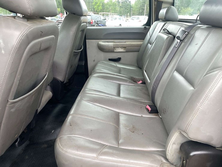 2014-chevrolet-silverado-2500-image-14