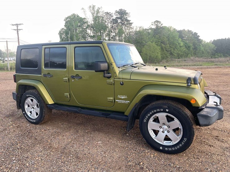 2010-jeep-wrangler-unlimited-sahara-image-4