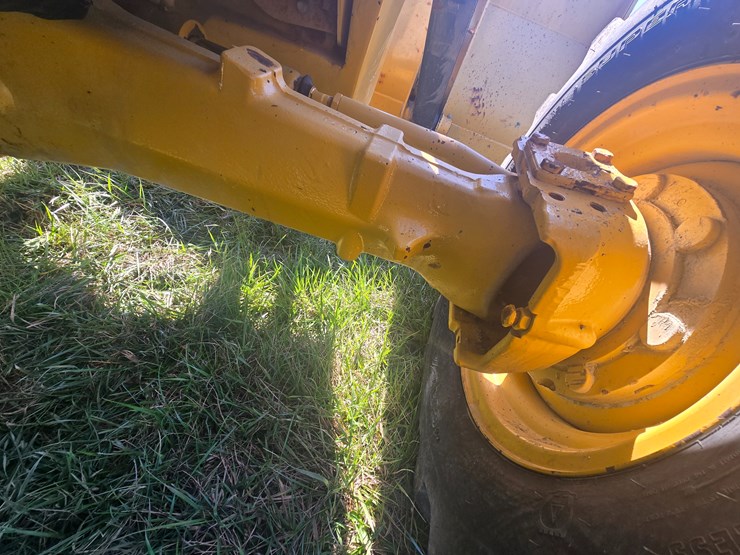 2015-deere-410l-image-31