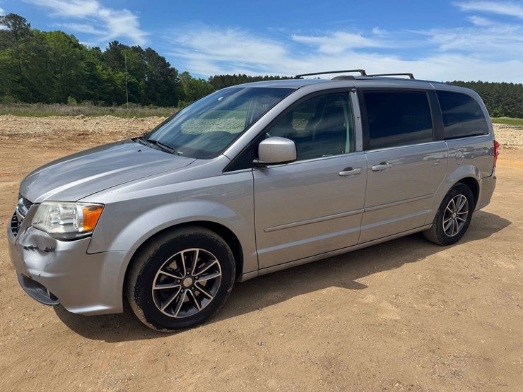 2017-dodge-grand-caravan-sxt-image-1