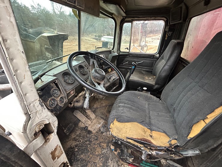 2001-mack-rd688s-image-50