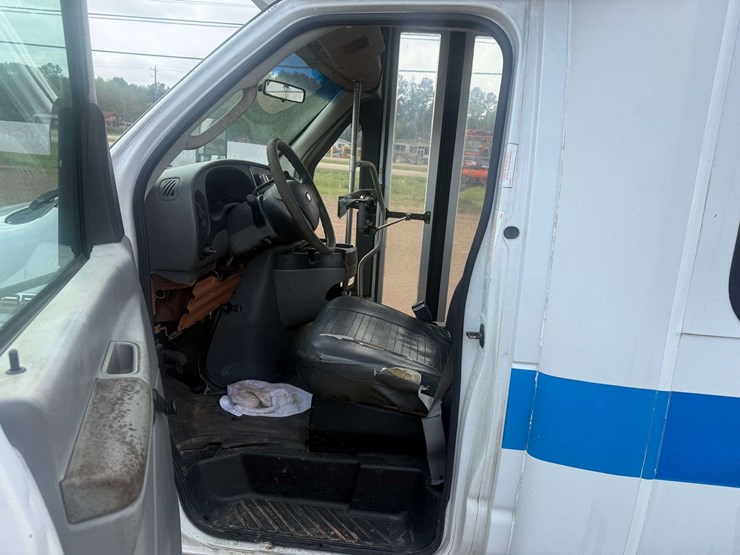 2006-ford-e350-image-14