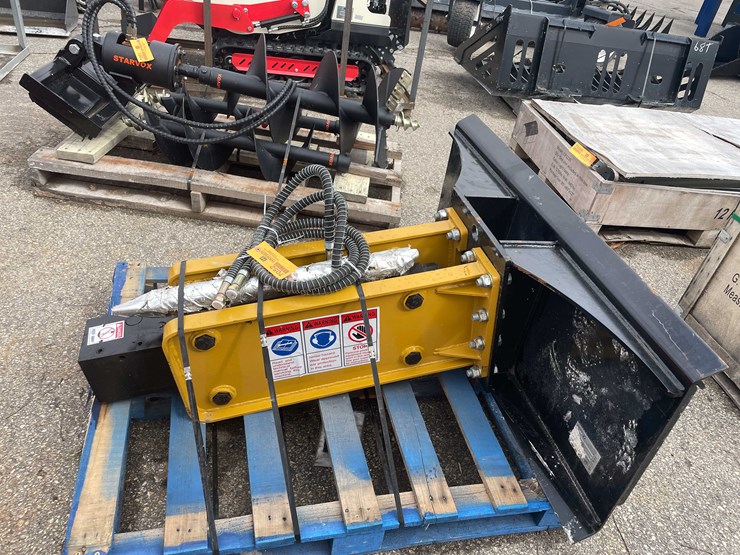 #7052-•-unused-agt-680-skid-steer-hydraulic-concrete-breaker-hammer-(o10)-image-3