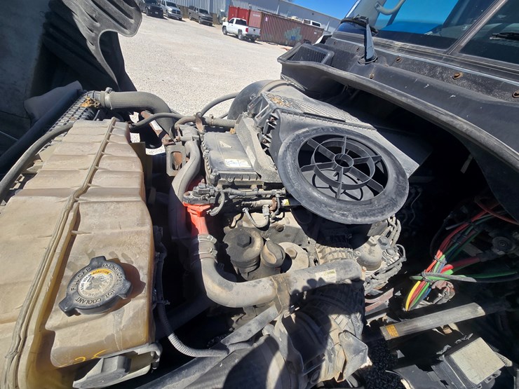 2014-freightliner-cascadia-125-image-35