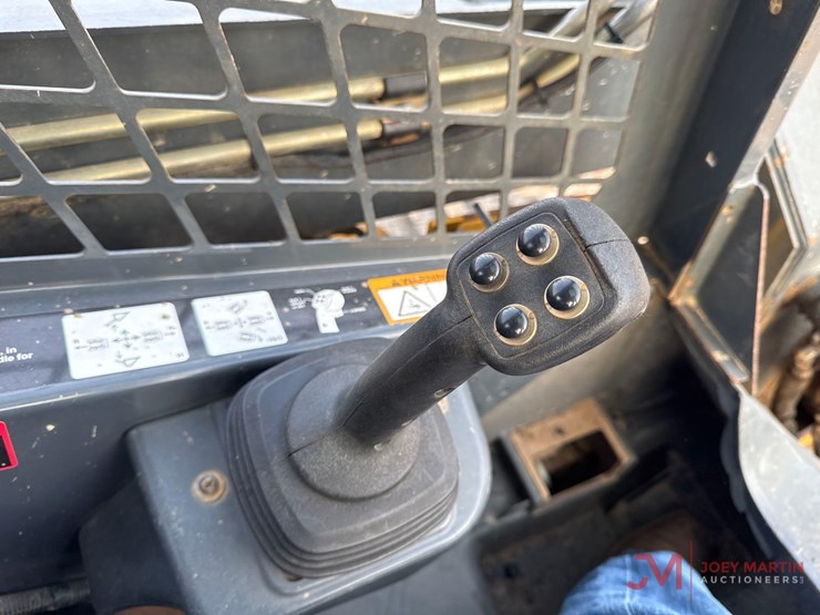 2014-deere-319d-image-13