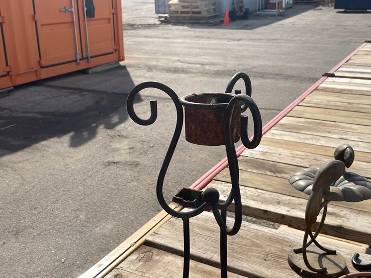 #7026-•-(8)-pieces-yard-art-decorations-(o4)-image-15