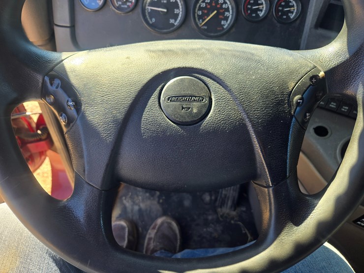 2014-freightliner-cascadia-125-image-68