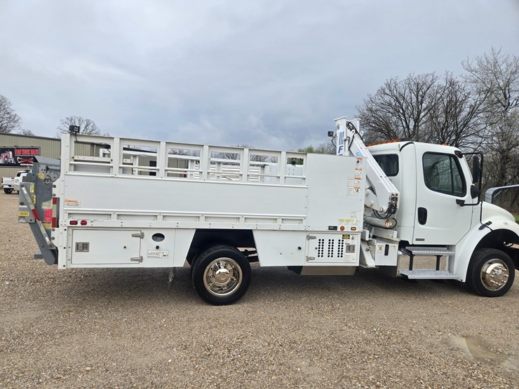 2010-freightliner-m2-106-image-21