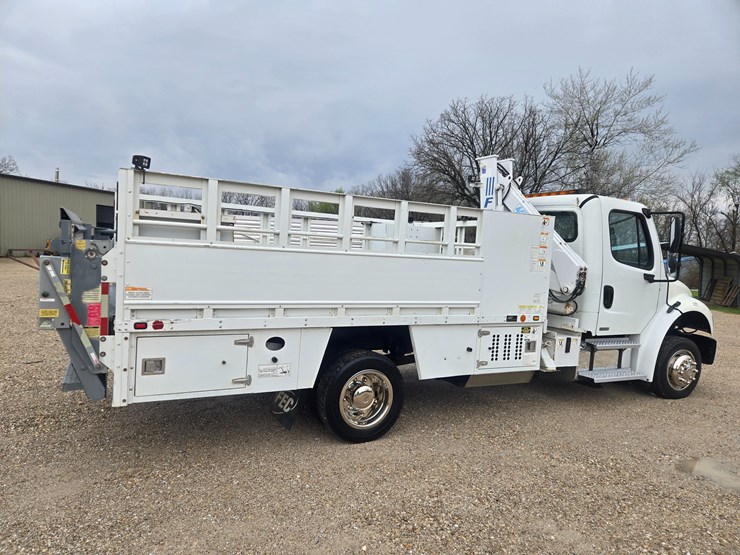 2010-freightliner-m2-106-image-20