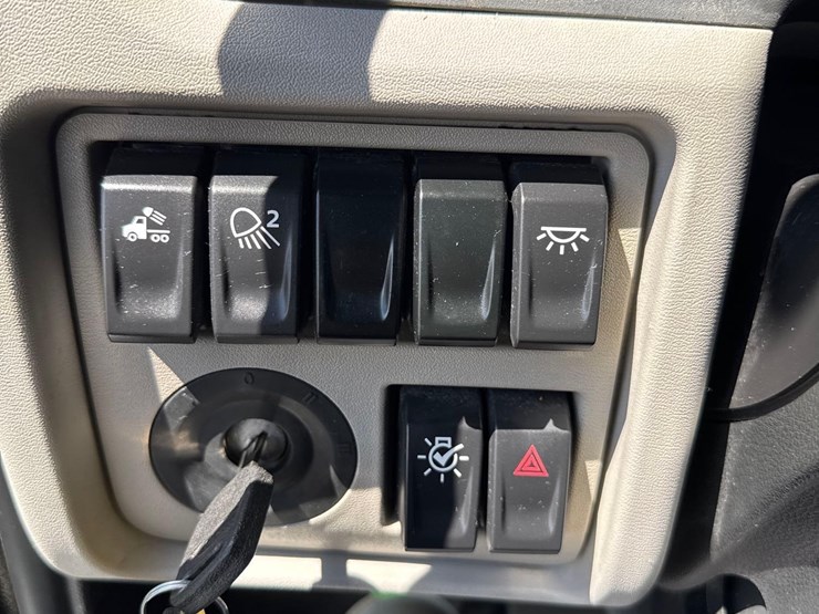 2023-peterbilt-579-image-30