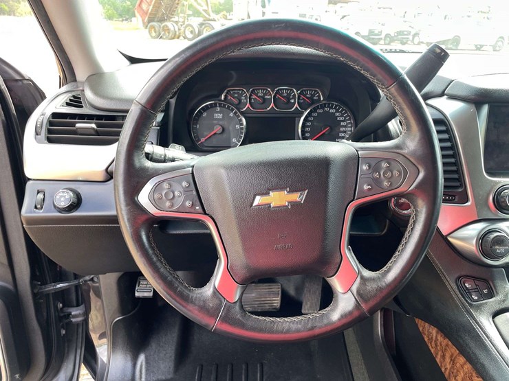 2015-chevrolet-suburban-image-12