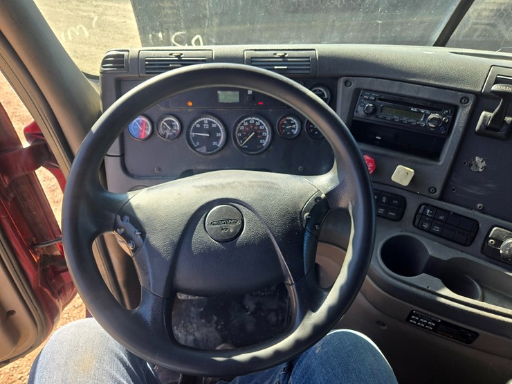 2014-freightliner-cascadia-125-image-65