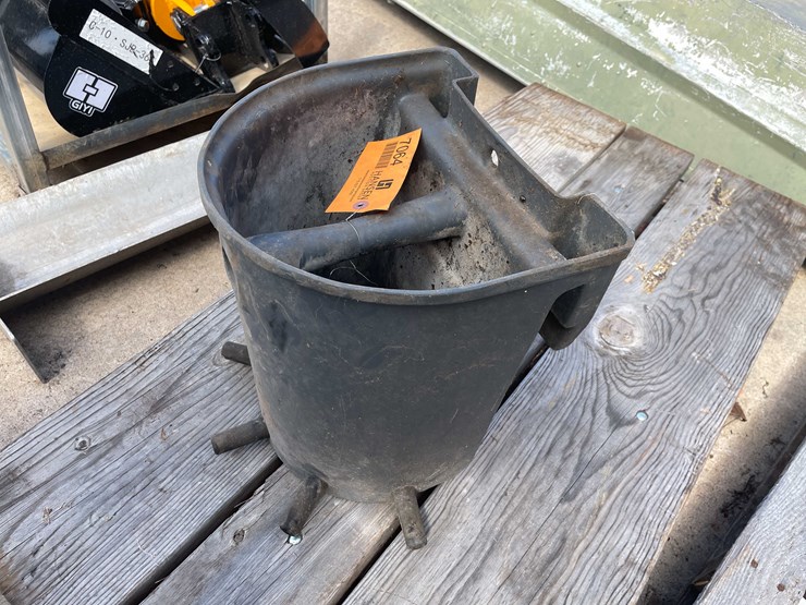 #7064-•-milking/feeder-bucket-(o3)-image-2