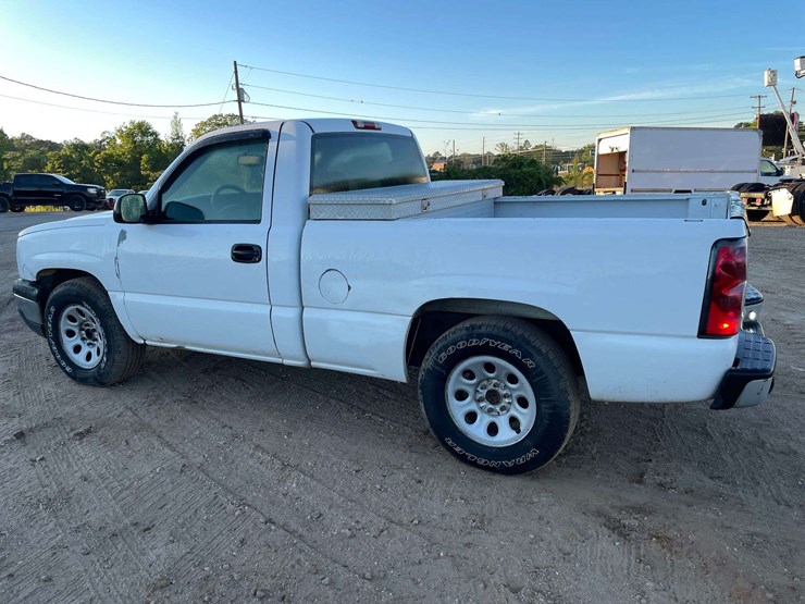 2005-chevrolet-silverado-1500-image-2