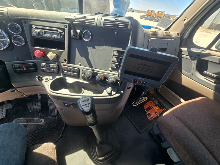 2014-freightliner-cascadia-125-image-61