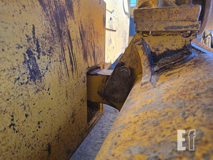 2008-deere-750j-image-34