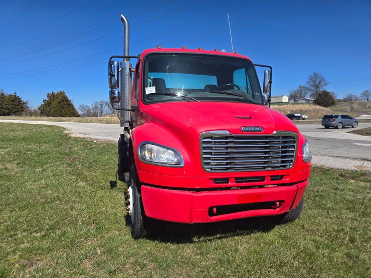 2005-freightliner-m2-106-image-19