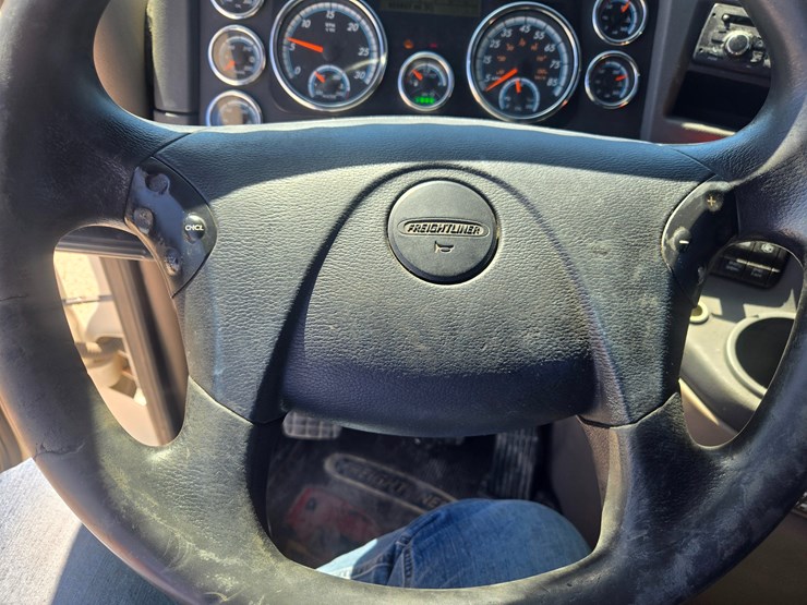 2014-freightliner-cascadia-125-image-70