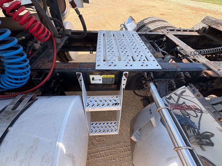 2013-mack-pinnacle-cxu613-image-32