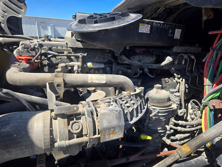 2014-freightliner-cascadia-125-image-31