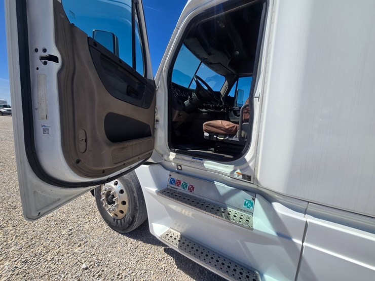 2014-freightliner-cascadia-125-image-52