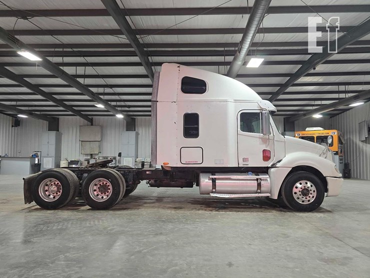 2009-freightliner-columbia-120-image-6