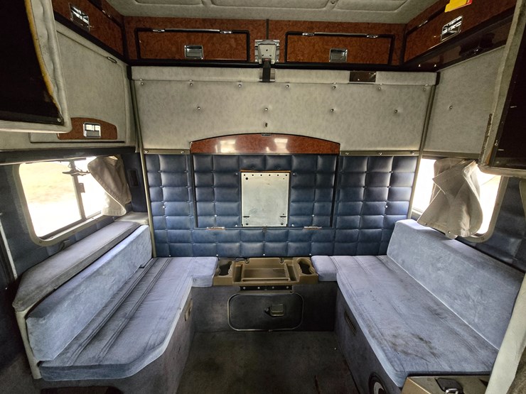 2000-peterbilt-379-image-67