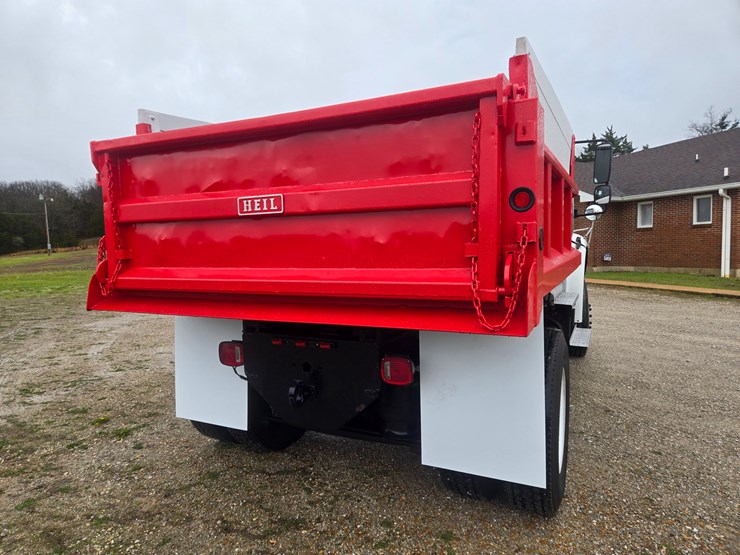 2012-freightliner-m2-106-image-14