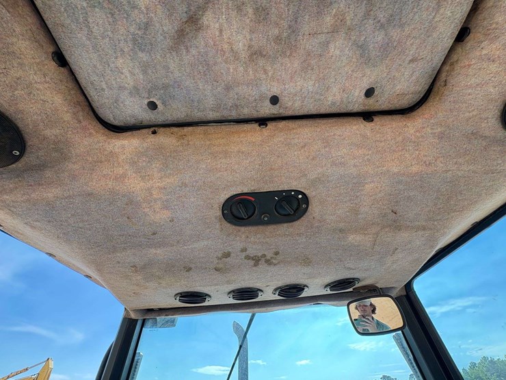 new-holland-7635-image-23