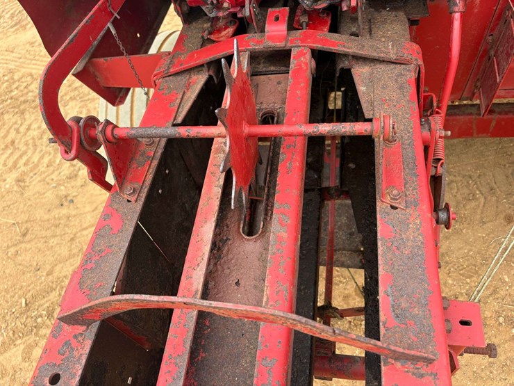 new-holland-326-image-24