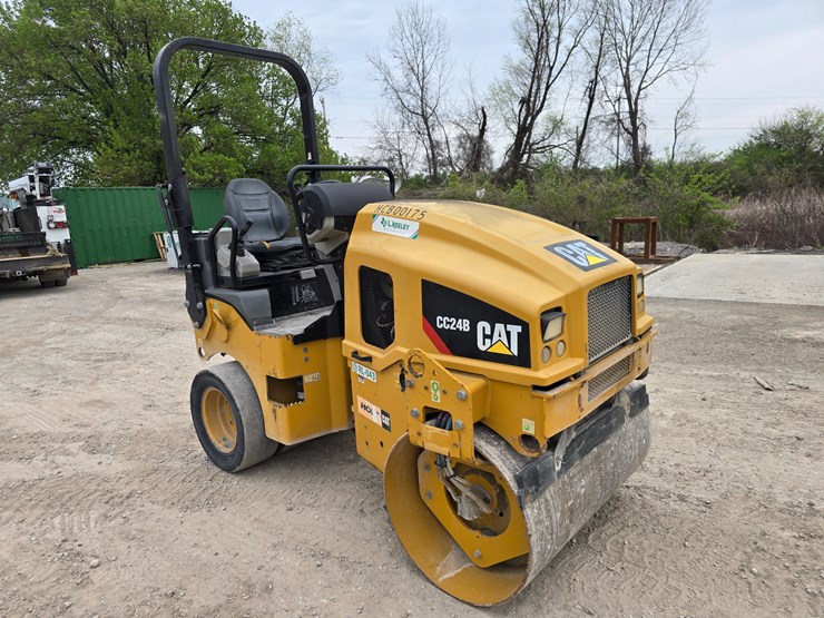 2018-caterpillar-cc24b-image-16