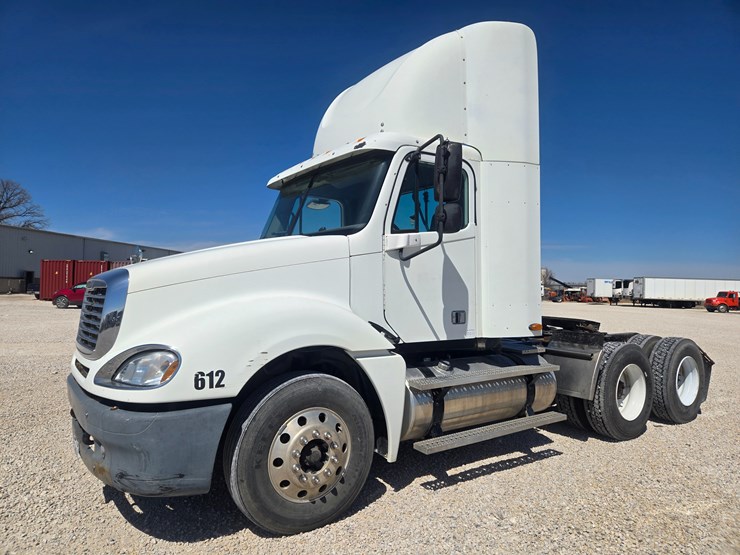 2006-freightliner-columbia-120-image-3